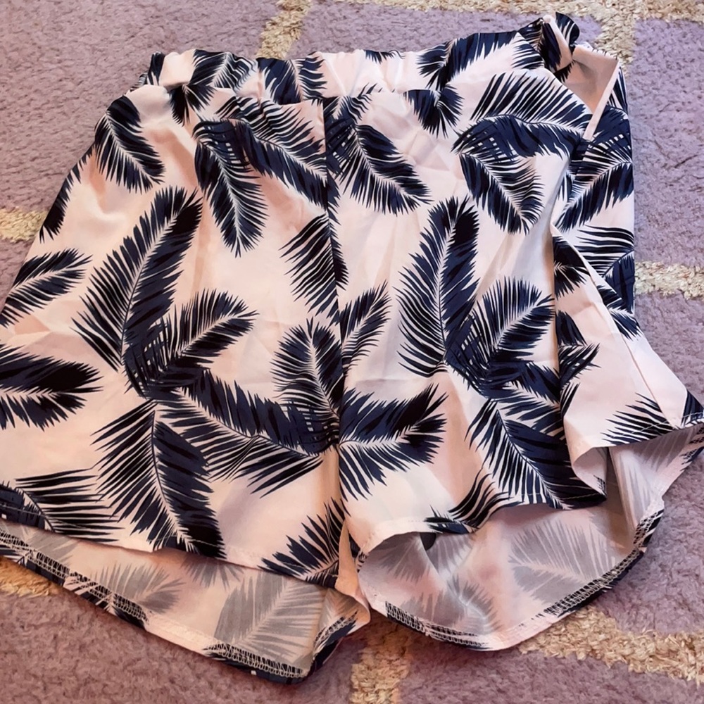 Cute skirt/shorts with palm tree leaves